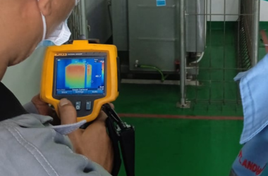 Pemindaian suhu permukaan transformator menggunakan kamera infrared termal untuk deteksi dini kerusakan