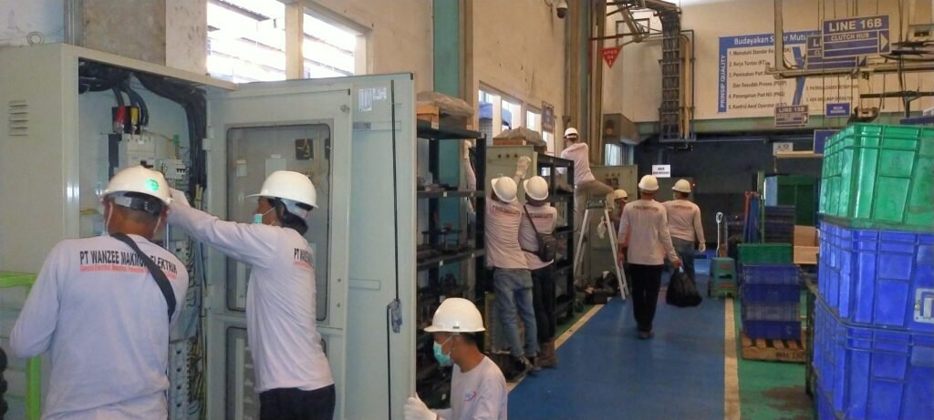 Pembersihan dan perawatan panel distribusi listrik dari debu dan kotoran pemicu korsleting