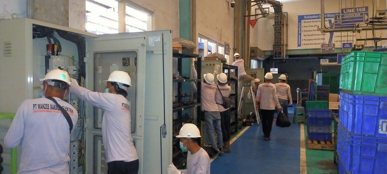 Pembersihan dan perawatan panel distribusi listrik dari debu dan kotoran pemicu korsleting
