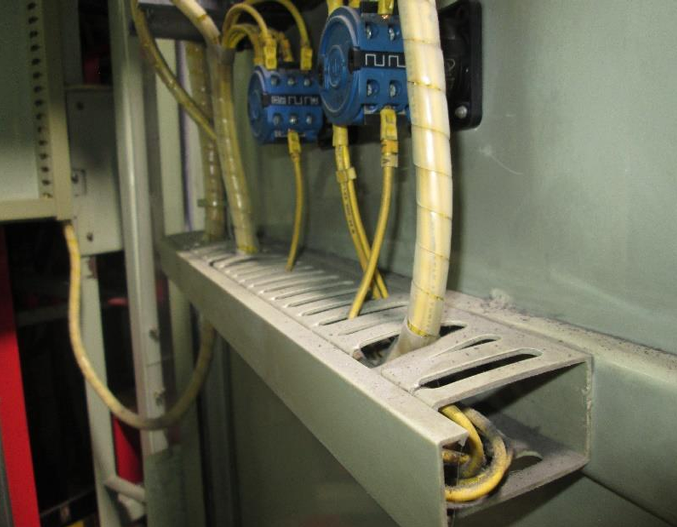 bagian dalam panel yang sudah berdebu dan akan dilakukaan maintenaance service