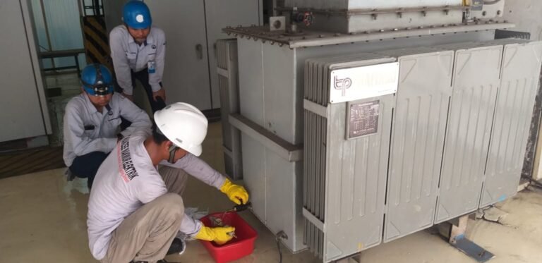 Proses pengambilan Oli Trafo oleh teknisi PT. Wanzee Makmur Elekttrik pada pekerjaan Treatment Trafo