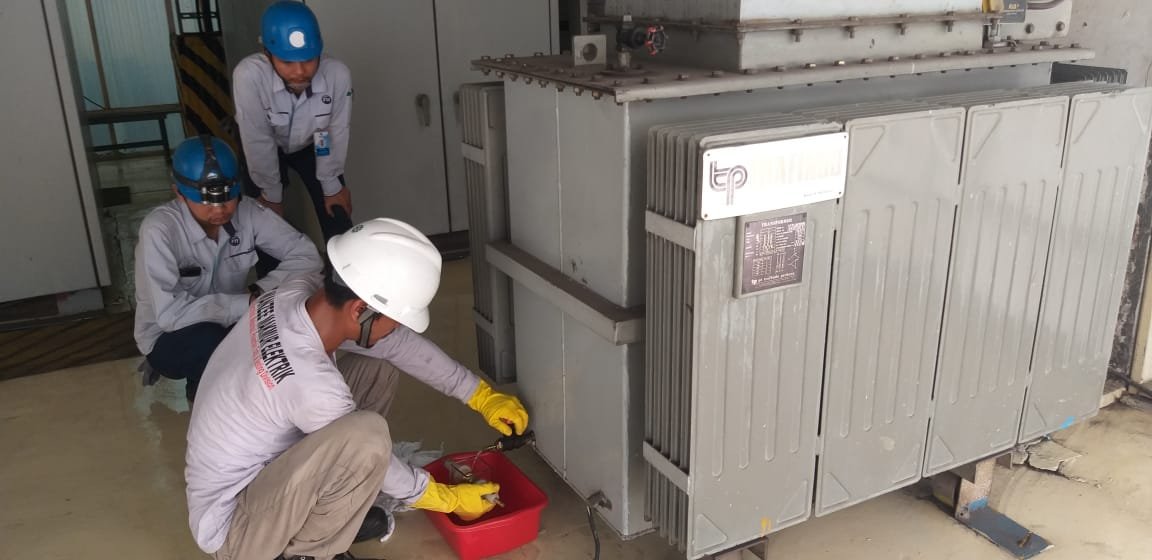 Proses pengambilan Oli Trafo oleh teknisi PT. Wanzee Makmur Elekttrik pada pekerjaan Treatment Trafo